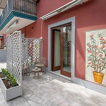 Giardino Archeologico Oda ve Kahvaltı Sorrento